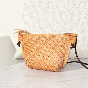 A niche woven crossbody women's bag