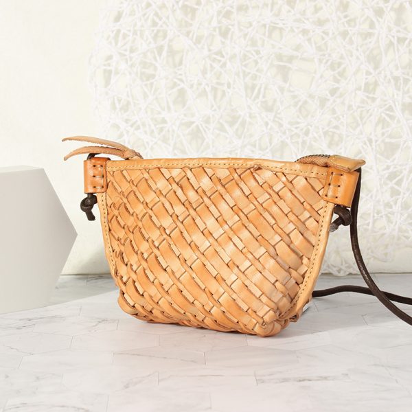A niche woven crossbody women's bag