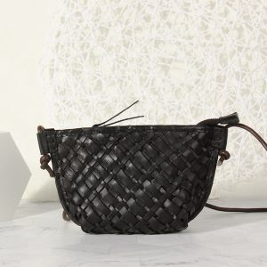 a niche woven crossbody women's bag